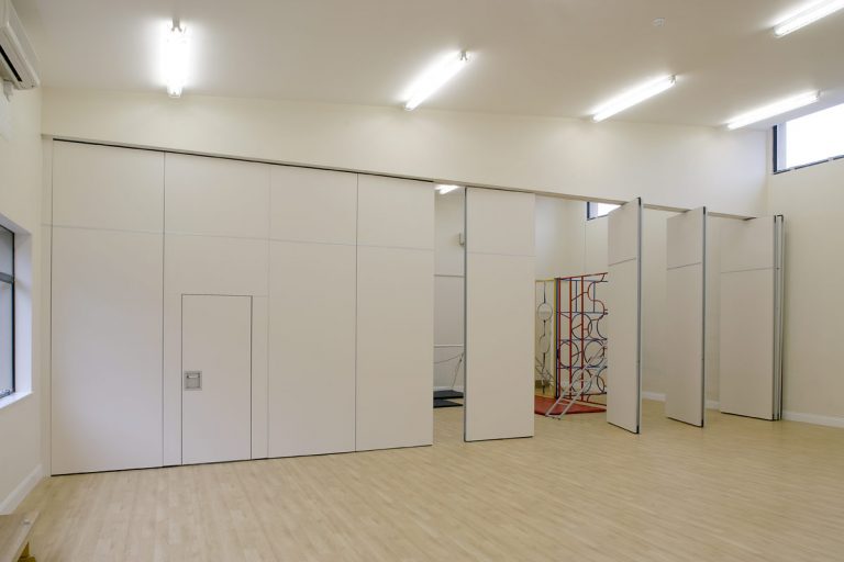 Acoustic Movable Partitions and their role in Schools Moving Designs